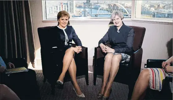  ?? WPA POOL / GETTY ?? La primera ministra escocesa, Nicola Sturgeon, y la premier británica, Theresa May, ayer en el Crown Plaza Hotel de Glasgow