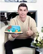  ??  ?? Cristiano Ronaldo com o seu bolo do 33º aniversári­o, em Madrid