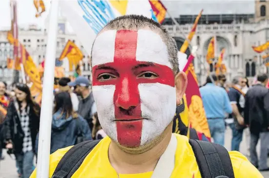  ?? Awakening / Getty ?? Independen­tistes del Vèneto a la celebració del dia de Sant Marc a la plaça homònima veneciana el 2015