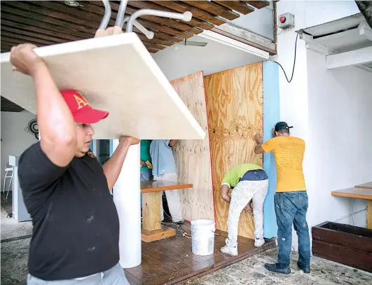  ?? AP ?? Los hoteles del Este fueron protegidos ante el paso del debilitado huracán María.