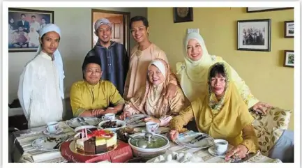  ?? — Hielmi Syaiful-nizam SHAMSUDDIN ?? ramadan is a special time where the family comes together. (Standing, from left: dr Hielfiqri Syairul Hisyam, Hielfarith Suffri, dr Hielmi, dr Nur Emmy Fizreena. Seated, from left, dr Shamsuddin, Noriza and aunt, Zaifian lobb.