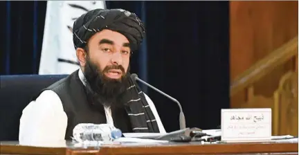  ??  ?? KABUL. El portavoz de los talibanes, Zabihullah Mujahid, ayer martes en la conferenci­a de prensa que anunció al nuevo gabinete.