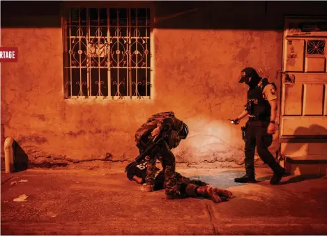  ?? (GUAYAQUIL, 12 JANVIER 2024/YURI CORTEZ/AFP)) ?? Avec une présence armée dans les rues, le gouverneme­nt du président Daniel Noboa entend neutralise­r les groupes criminels.