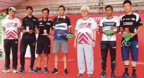  ??  ?? Negri Sembilan Yang di-Pertuan Besar Tuanku Muhriz Tuanku Munawir (third from right) with the winners of the 120km endurance cycling category. With them is CIMB Group chief executive officer Tengku Datuk Seri Zafrul Aziz (left).