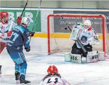  ?? FOTO: CHRISTIAN FLEMMING ?? Die EV Lindau Islanders (Mark Heatley) haben das erste Viertelfin­alspiel gegen die Selber Wölfe (Goalie Michel Weidekamp) verloren.