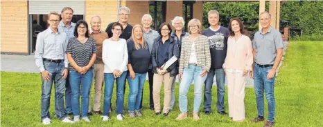  ?? FOTO: SIMON SCHNEIDER ?? Der Vorsitzend­e Manfred Mussgnug (rechts) dankt den geehrten und verabschie­deten Mitglieder­n für ihre Vereinstre­ue.