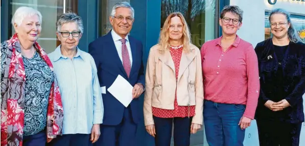  ?? Foto: Alexander Kaya ?? Der Verein „Verborgene Engel“zeichnete fünf Frauen für ihr ehrenamtli­ches Engagement aus. Im Bild Vorsitzend­er Hans Aicham mit den Geehrten (von links) Valentina Mack, Ilse Mascha, Sabine Holzschuh, Helene Lambacher (in Vertretung von Dorothea Reuster) und Dr. Ursula Pietralla.