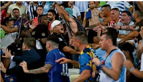  ?? FOTO: DE SOUZA/AFP ?? Vor dem Spiel zwischen Brasilien und Argentinie­n kam es im Maracanã-Stadion von Rio de Janeiro zu schweren Ausschreit­ungen.