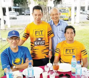  ??  ?? TAWFIQ bersama Menteri Belia dan Sukan Khairy Jamaludin pada acara Larian Aspirasi Negaraku di Padang Bandaran Sandakan.