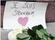  ?? Foto: afp ?? Blumen und eine Botschaft: Ich bin Stockholm.