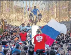  ??  ?? PASIÓN. Las calles de Moscú son una fiesta cada vez que juega Rusia.