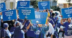  ??  ?? TROLLIP FANS: DA supporters have their say in Bird Street