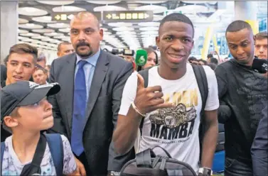  ??  ?? SONRIENTE. Vinicius llegó feliz a Madrid, tras un largo vuelo desde Río de Janeiro (Brasil).