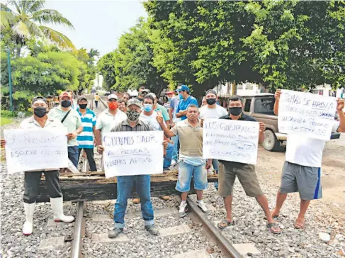  ?? /MIRNA HERNÁNDEZ/EL SOL DE TAMPICO ?? Pescadores bloquearon las vías del tren y el tránsito hacia el puerto de Tampico