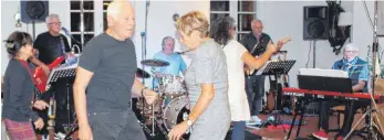  ?? FOTO: BIANKA ROITH ?? Tanzen zur Musik der Größten im Rock – auch das war möglich beim Konzert der „Dukes“.