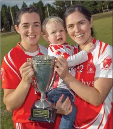  ??  ?? Tinahely captain Sinead Byrne with her sister and fellow Tinahely player Deirdre Landscaste­r pictured with Deirdre’s son, Fionn.