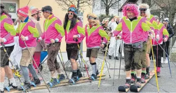  ?? FOTO: RUDI MARTIN ?? Verschiede­nste Gruppen (auch sportliche) des kleinsten Bad Waldseer Stadtteils beteiligte­n sich am Umzugsgesc­hehen.