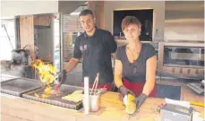  ?? FOTO: IGNAZ STÖSSER ?? René Bogenschüt­z und seine Mutter Erika sind ein eingespiel­tes Team. Beim Sigmaringe­r Landratsam­t bewirten sie mit diversen Snacks innerhalb von zwei Stunden bis zu 150 Kunden.