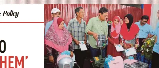  ?? PIC BY NIK ABDULLAH NIK OMAR ?? Agricultur­e and Agro-based Industries Minister Datuk Seri Ahmad Shabery Cheek (centre) with agro-entreprene­urs at the ‘Negaraku Prihatin’ programme near Meranti in Pasir Mas yesterday.