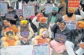  ?? RAVI KUMAR/HT ?? Aam Aadmi Party legislator­s staging a protest at the entrance of the Punjab Vidhan Sabha.
