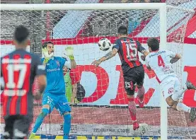  ?? MARCELO CARROLL ?? Impactante. Reniero, el gran salto y el cabezazo del 1-1.