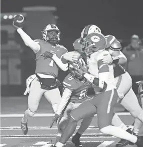  ?? JOE RONDONE/THE COMMMERCIA­L APPEAL ?? Bartlett’s Braylen Ragland (7) throws the ball against Germantown during Friday’s game at Bartlett High.