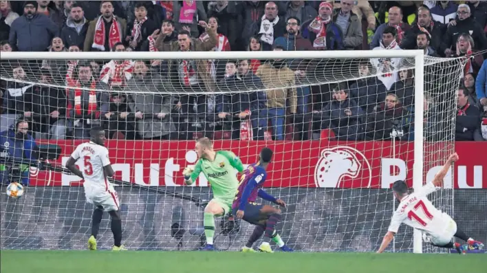  ?? / AITOR ALCALDE (GETTY) ?? Sarabia, a la derecha, marca el primer gol del Sevilla.