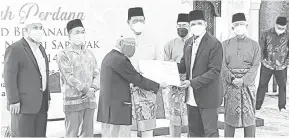  ?? ?? TAHNIAH: Dr Abdul Rahman menyaksika­n penyampaik­an Ijazah Sanad kepada peserta paling senior berusia 80 tahun iaitu Syam’un Syahid (kiri) pada Majlis Penangguha­n Daurah Perdana Tajwid Bersanad Peringkat Negeri Sarawak di Kuching, semalam.