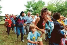  ?? Archiv-Foto: Votava, dpa ?? Hunderte Menschen nutzten vor 30 Jahren die Gelegenhei­t, durch eine Lücke im Zaun in den Westen zu flüchten.