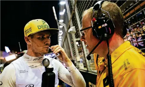  ?? FOTO: RENAULT ?? Nico Hülkenberg – hier im Gespräch mit Renningeni­eur Mark Slade – wird auf seinen Flüssigkei­tshaushalt achten müssen.