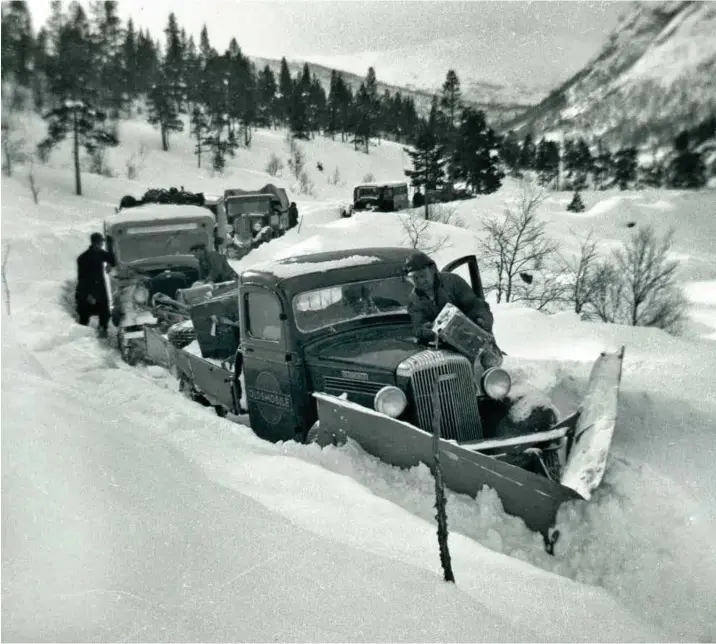  ?? FOTO: LARS LIESTØL ?? Ikke så enkelt å komme seg til Hovden vinterstid i 1935. Bildet er tatt ved Berdalsbru i Bykle. Ser ut til at påkjenning­en har fått brøytebile­n til å koke.