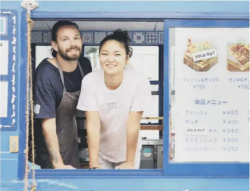  ??  ?? 0 Samwell Galbraith and his wife Kumi, who are serving up British-style fish and chips from their van in Japan