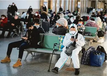  ?? Foto: Reuters ?? Cestující v Pekingu Čína sice restrikce uvolnila, ale covid v zemi zabíjí. I takto se někteří chrání.