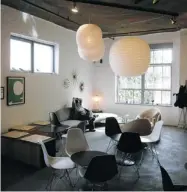  ?? BETH J. HARPAZ/ THE ASSOCIATED PRESS ?? Left: The late modernist sculptor Isamu Noguchi in his studio in Long Island City, N.Y., in the 1960s, surrounded by his lighting sculptures. Right: A visitor relaxes in the café and gift shop area at the Noguchi Museum in Long Island City.