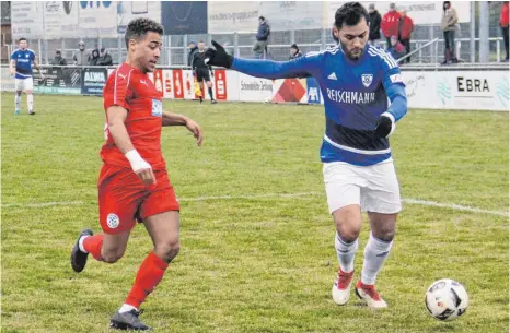  ?? FOTO: THORSTEN KERN ?? Rahman Soyudogru (rechts) bereitete das 2:0 des FV Ravensburg gegen den FC Astoria Walldorf II (Darian Gurley) vor.