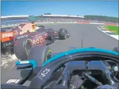  ??  ?? Hamilton toca por detrás a Verstappen en el GP de Gran Bretaña.