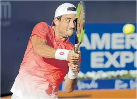  ?? ATP BUENOS AIRES ?? Al ataque. Guido Pella pega un revés a dos manos.