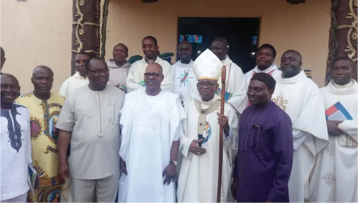  ??  ?? The Catholic Archbishop of Owerri Ecclesiast­ical Province, His Grace, Most Rev. Dr. Anthony J. V. Obinna (2nd right), flanked by Imo CP Lakanu (in white caftan), the VC, FUTO, Prof. Francis Eze, Barr. Chima Anozie and others, during the inaugurati­on of...