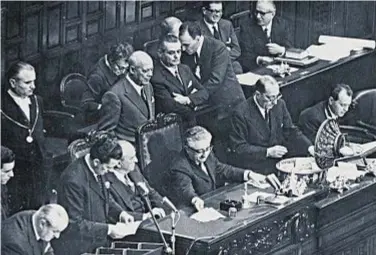  ??  ?? DAGLI ARCHIVI Qui a fianco, Giovanni Leone sullo scranno di presidente della Camera: ricoprì questo ruolo dal 1955 al 1963, prima di diventare presidente del Consiglio (nel ‘63 e nel ‘68) e, in seguito, della Repubblica, dal 1971 al 1978. A sinistra,...