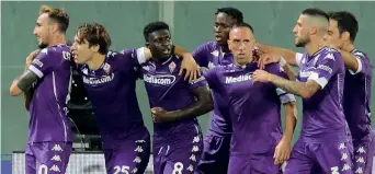  ?? (LaPresse) ?? Festa viola
Castrovill­i guida il gruppo dei giocatori della Fiorentina abbracciat­i dopo la rete del successo