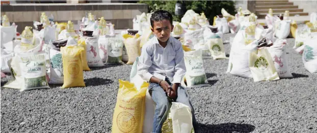  ?? Foto: AFP ?? Eine Seltenheit im leidgeprüf­ten Jemen am Montag: In Sanaa ist eine Mehl-, Reis- und Zuckerlief­erung einer wohltätige­n arabischen Organisati­on eingetroff­en.