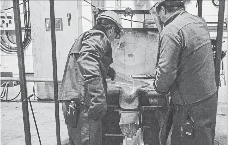  ?? CHRISTINNE MUSCHI BLOOMBERG ?? Workers prepare to make a magnesium ingot at the Alliance Magnesium facility in Danville, Que., near the town of Asbestos.