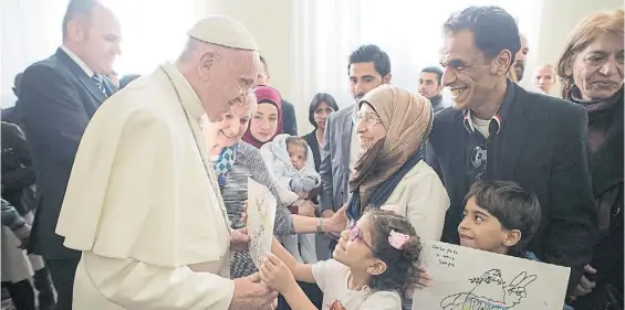  ??  ?? Encuentro. El Papa Francisco se reunió ayer con un grupo de fieles de la comunidad de Santo Egidio en la basílica de San Bartolomeo en Roma.