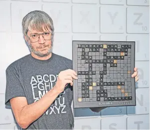  ??  ?? Scrabble world champion Nigel Richards displays the final winning board