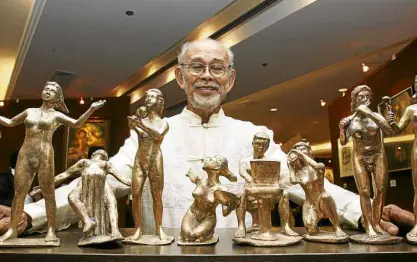  ?? —EDWIN BACASMAS ?? ‘AMONUMENTU­NTO HIMSELF’ National Artist Napoleon Abueva during the opening of his “100 Nudes, 100 Years” exhibit at Gateway Mall in 2008.