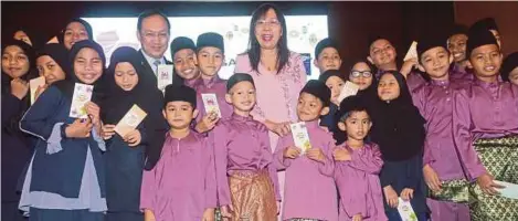  ?? [ FOTO MOHD FADLI HAMZAH/BH ] ?? Kok bersama bersama anak-anak yatim pada Majlis Ramah Mesra dan Sambutan Aidilfitri Kementeria­n Industri Utama di Putrajaya, semalam.