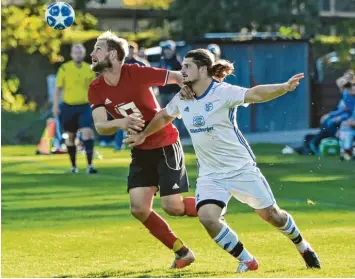  ?? Foto: Ernst Mayer ?? Schöne Spielzüge und packende Zweikämpfe zuhauf bot das Kreisliga-Derby. Der Reisensbur­ger Tobias Vogler (links, hier gegen den Günzburger Julian Chessa) hatte die größte Chance, einen Treffer zu erzielen.