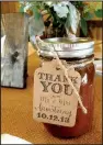  ?? AP/Hello Production­s ?? This 2013 photo shows apple butter in a canning jar created as a wedding favor. Edible wedding favors, especially those with a homemade twist such as the apple butter pictured here, are increasing­ly popular, says event planner Natasha Brody of Hello...