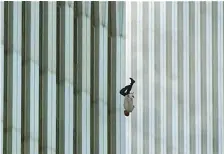  ??  ?? 2001 Un uomo si lancia dal World Trade Center l’11 settembre