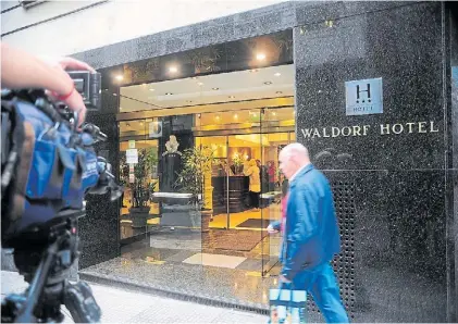  ??  ?? Frente del hotel. El Waldorf se encuentra ubicado en Paraguay al 400 y ya fue allanado varias veces.